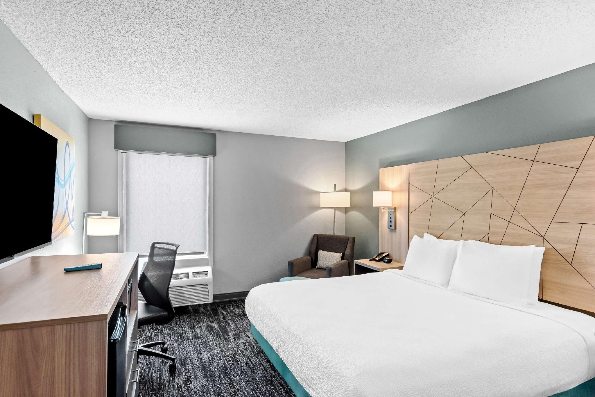 Best Western Doswell Hotel Accessibility - 1 King, Roll-in Shower , Nonsmoking