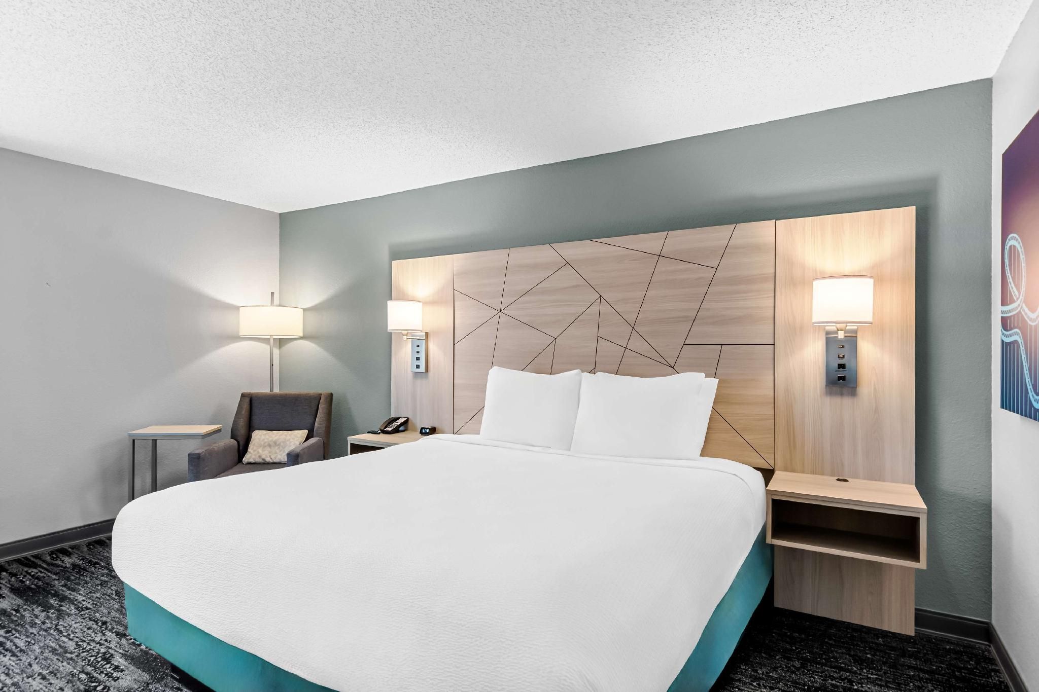 1 King Bed, Nonsmoking