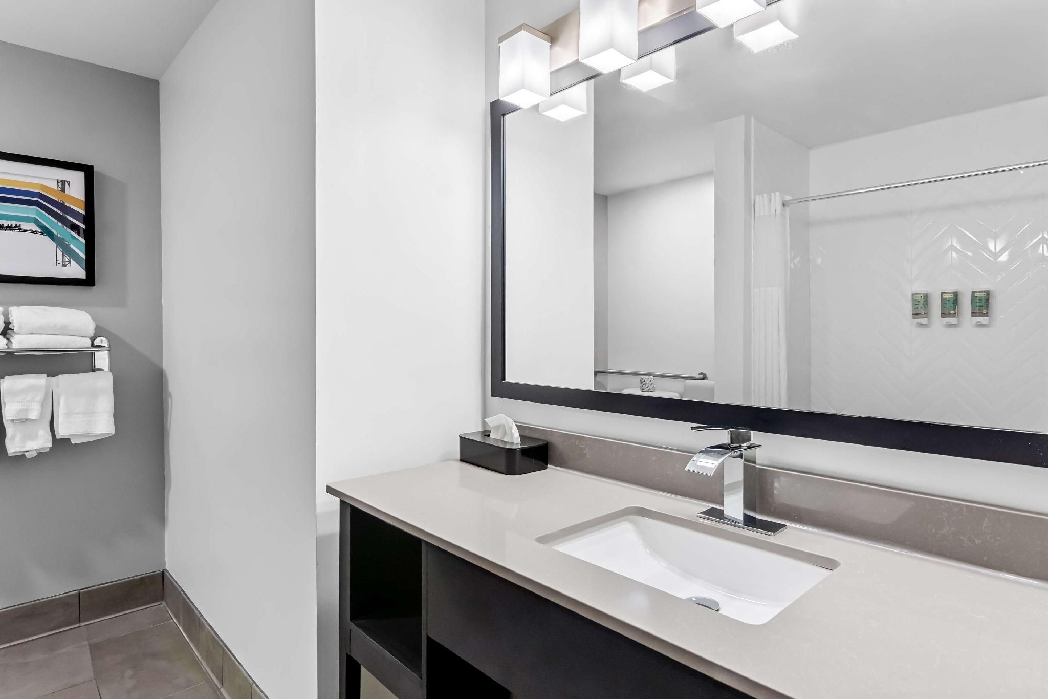 Best Western Doswell Hotel Accessibility - 2 Queens, Roll-in Shower, Nonsmoking 3