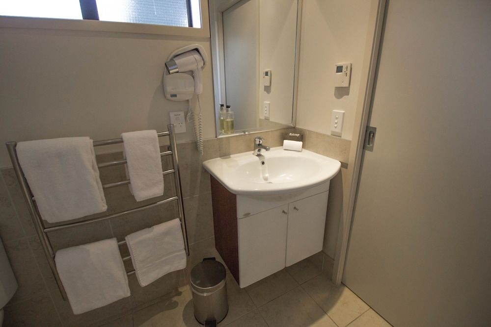 Alpine Lake Motor Lodge Studio, 1 King Bed, Accessible, Courtyard Area 10