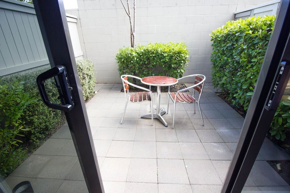 Alpine Lake Motor Lodge Studio, 1 King Bed, Accessible, Courtyard Area 6