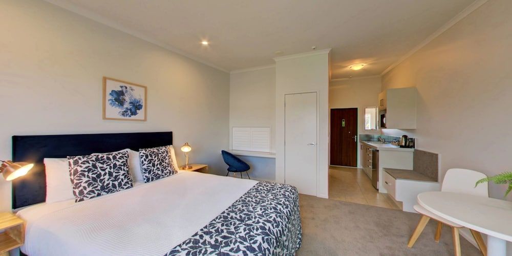 Alpine Lake Motor Lodge Studio, 1 Queen Bed, Jetted Tub 2