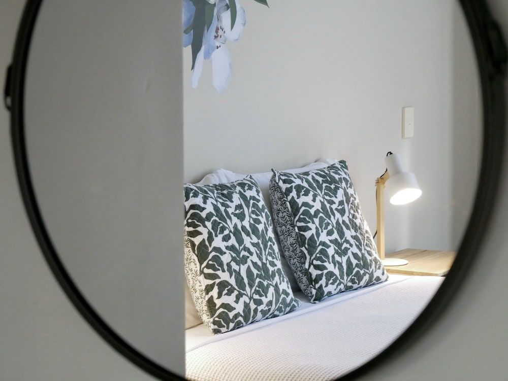 Alpine Lake Motor Lodge Studio, 1 King Bed, Accessible, Courtyard Area 14