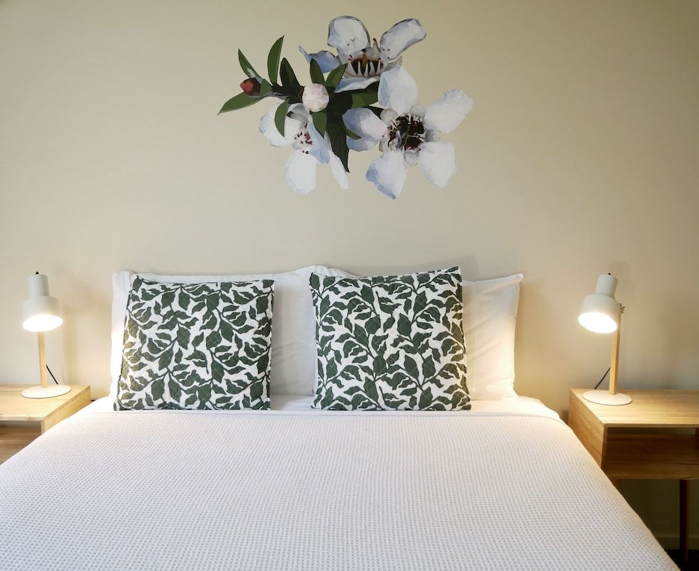 Alpine Lake Motor Lodge Studio, 1 King Bed, Accessible, Courtyard Area 2