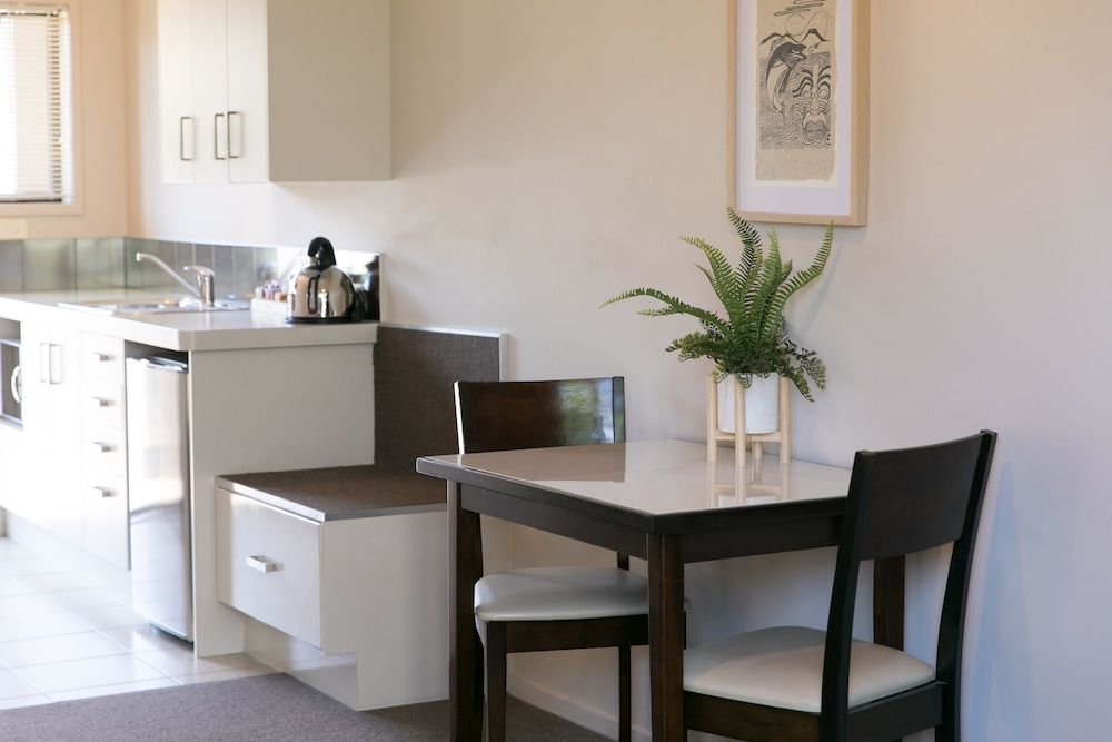 Alpine Lake Motor Lodge Studio, 1 King Bed, Accessible, Courtyard Area 11