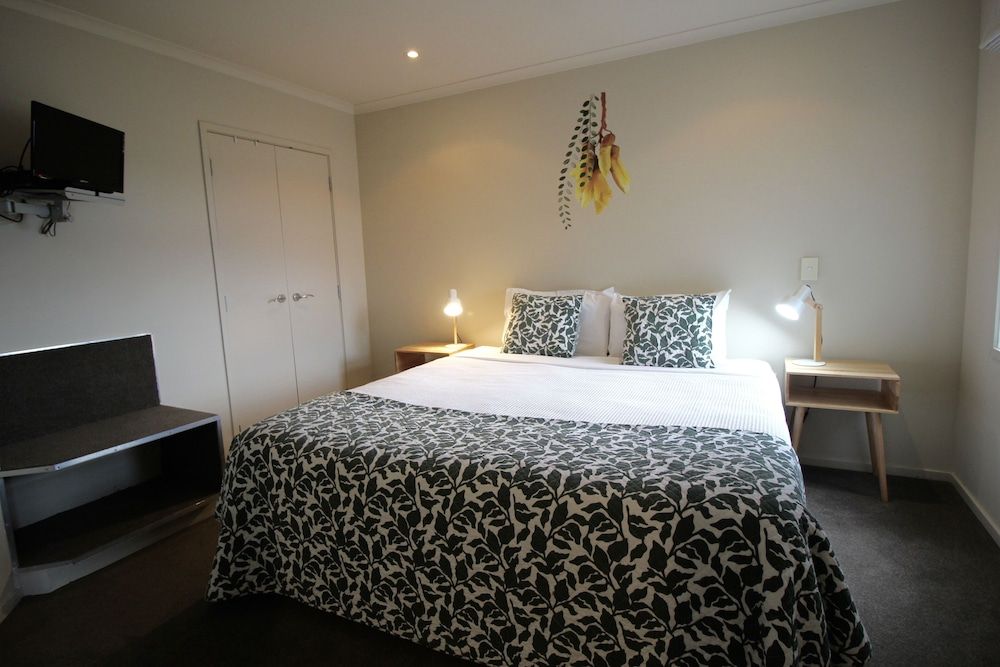 Alpine Lake Motor Lodge Family Suite, Jetted Tub 2