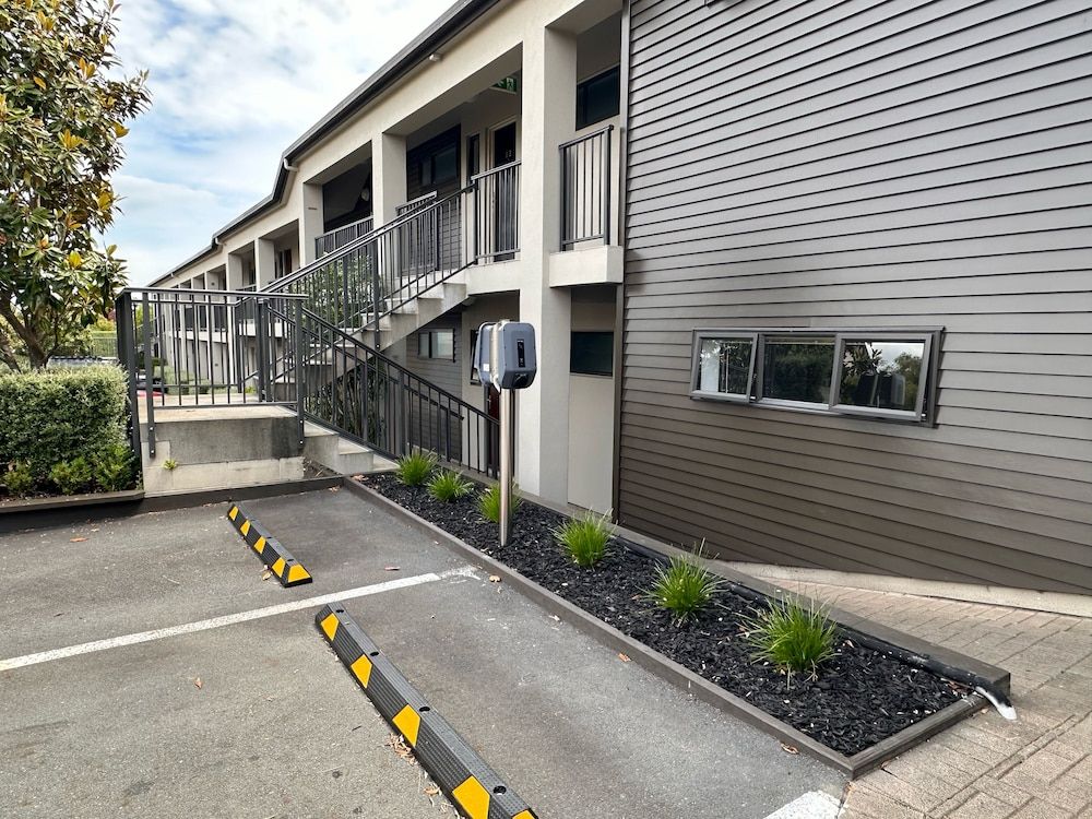 Electric vehicle charging station