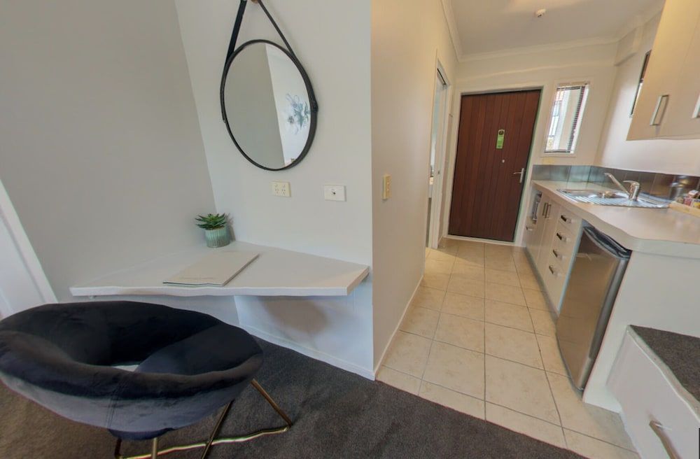 Alpine Lake Motor Lodge Studio, 1 King Bed, Accessible, Courtyard Area 7