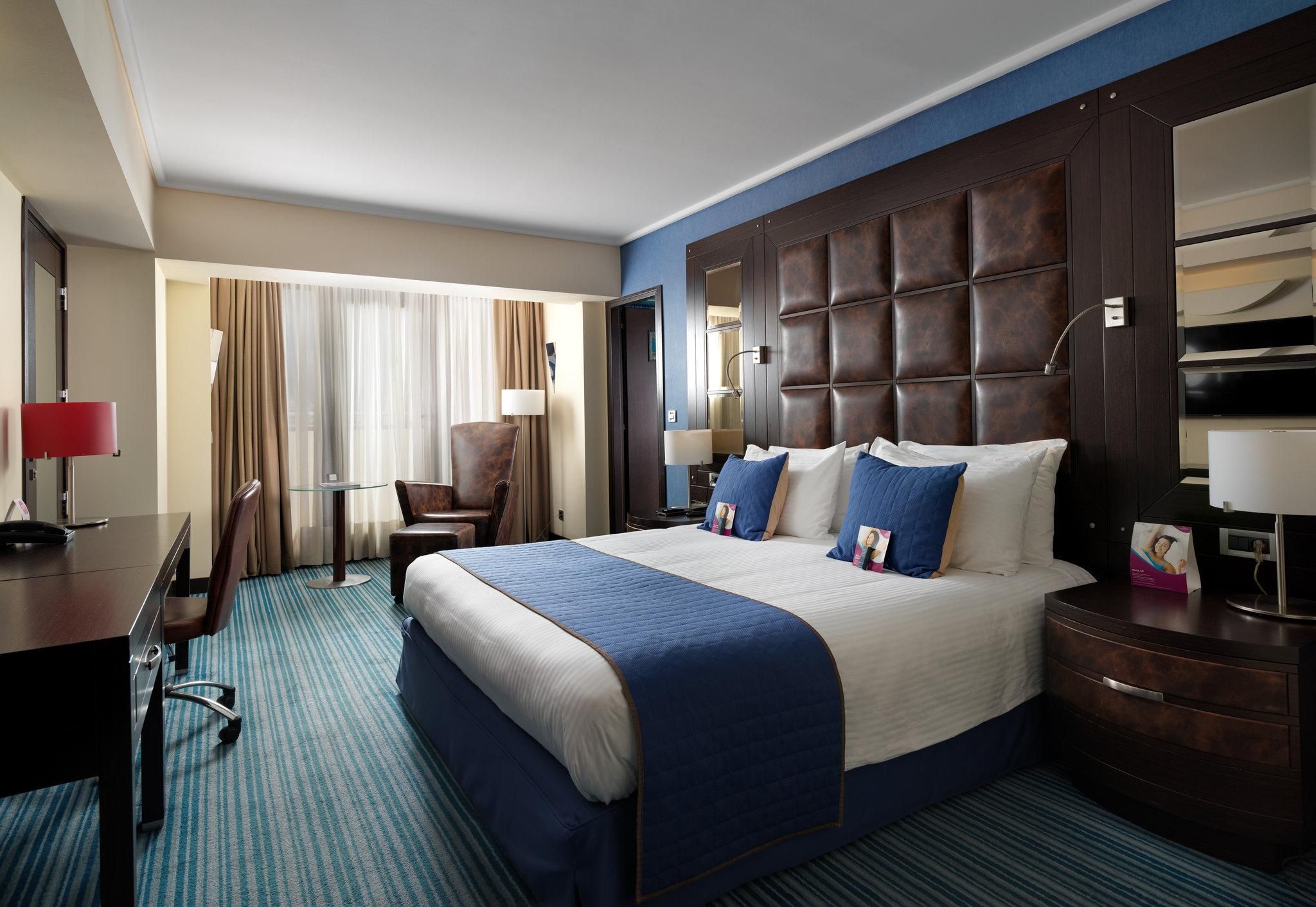 1 King Bed Premium Smoking