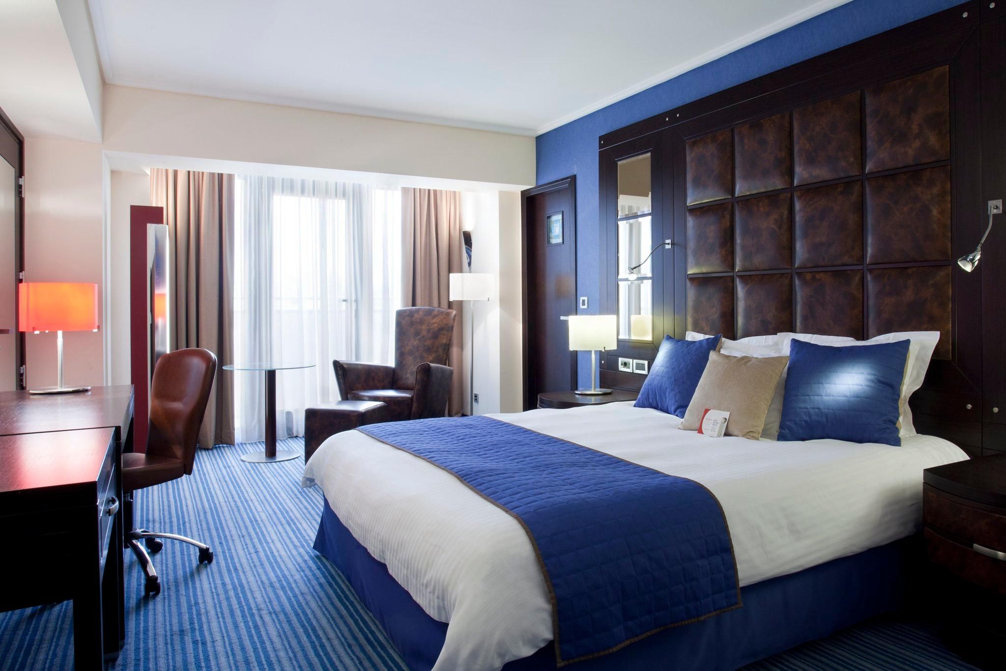 1 King Bed Premium Smoking