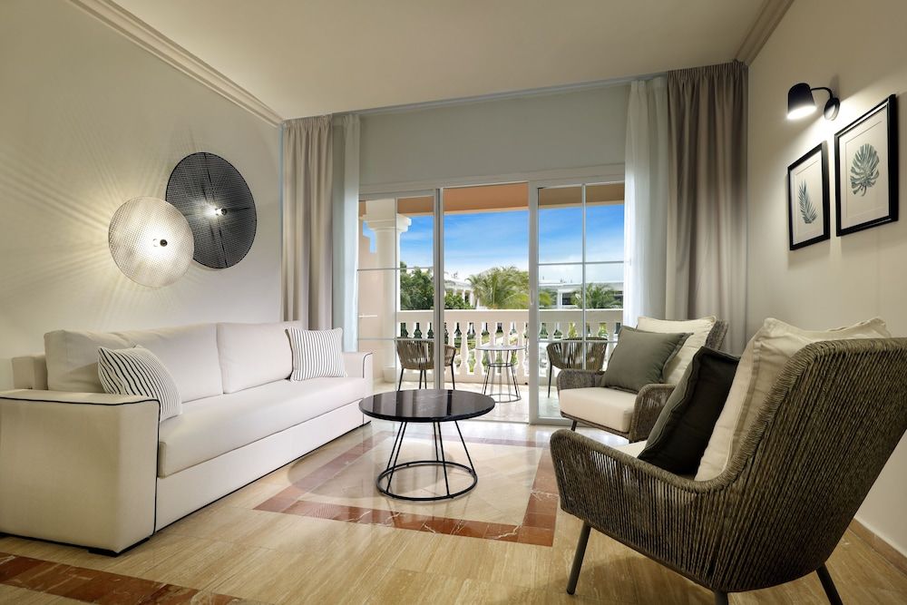 Grand Palladium Jamaica Resort & Spa All Inclusive Junior Suite, Poolside