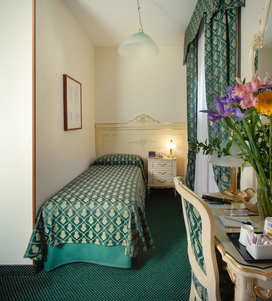 undefined Albergo Commercio e Pellegrino 3