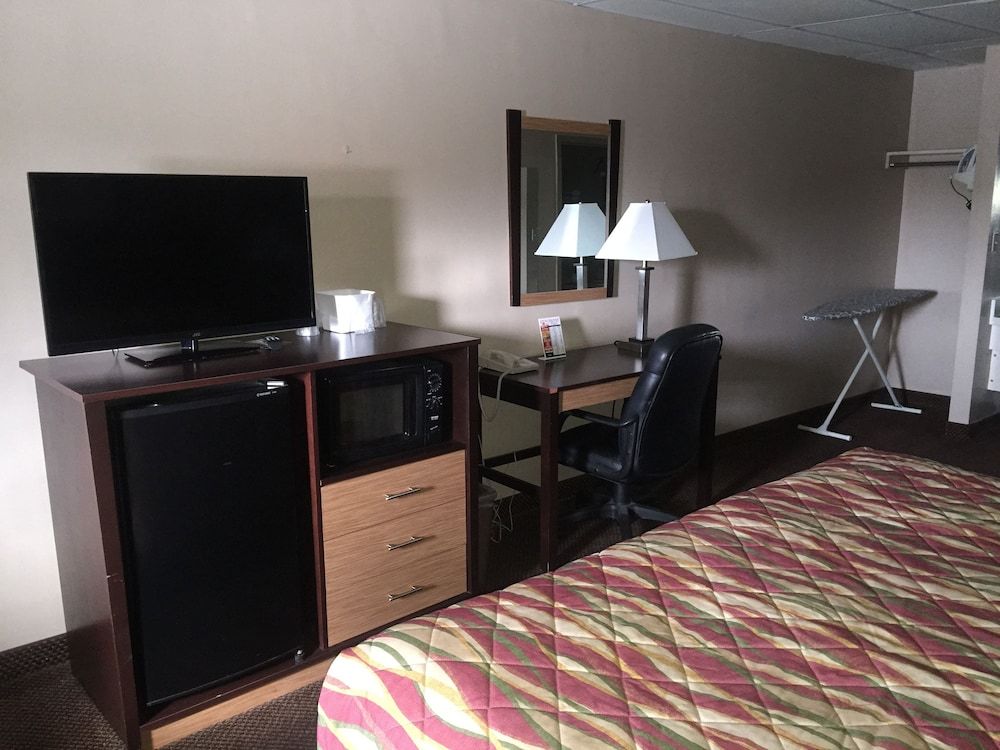 German Village Inn Columbus Room, 1 King Bed 4