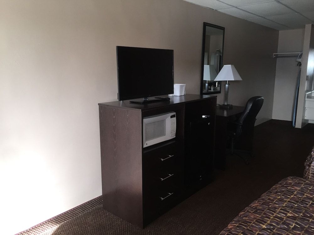 German Village Inn Columbus Room, 1 King Bed 5