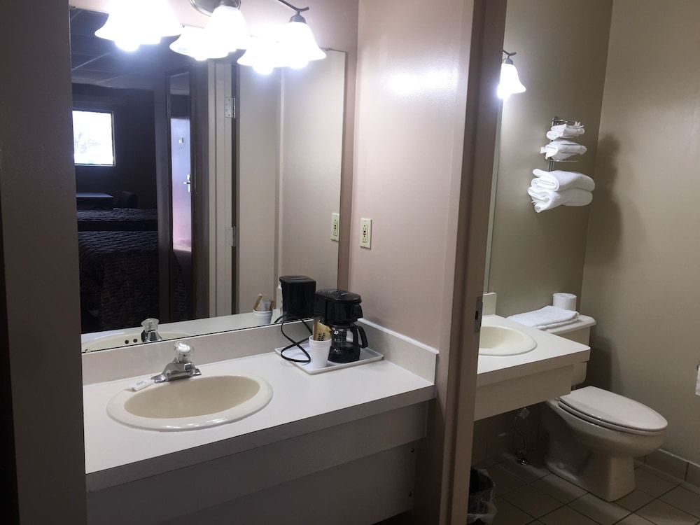 German Village Inn Columbus Room, 1 King Bed 3