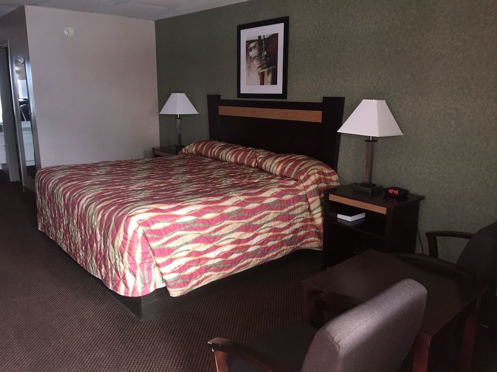 German Village Inn Columbus Room, 1 King Bed