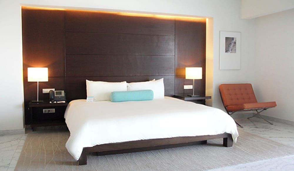 Club 89 King Bed Resort View