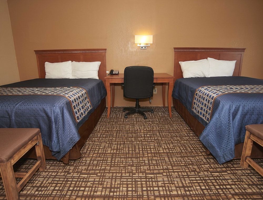 New World Inn Deluxe Room, 2 Queen Beds 8