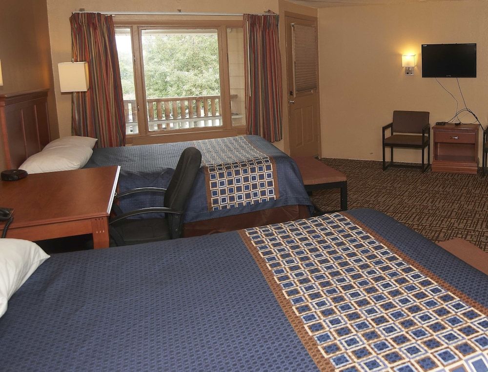New World Inn Deluxe Room, 2 Queen Beds 10