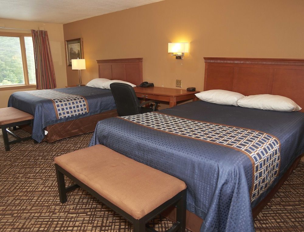 New World Inn Deluxe Room, 2 Queen Beds 2