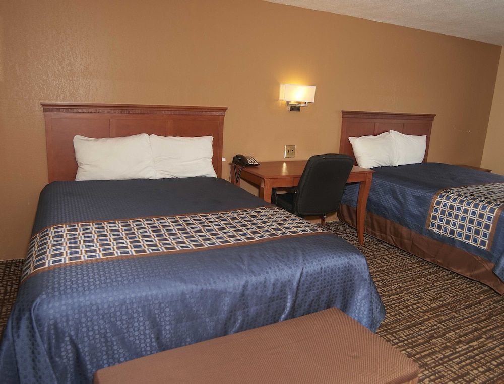 New World Inn Deluxe Room, 2 Queen Beds 11