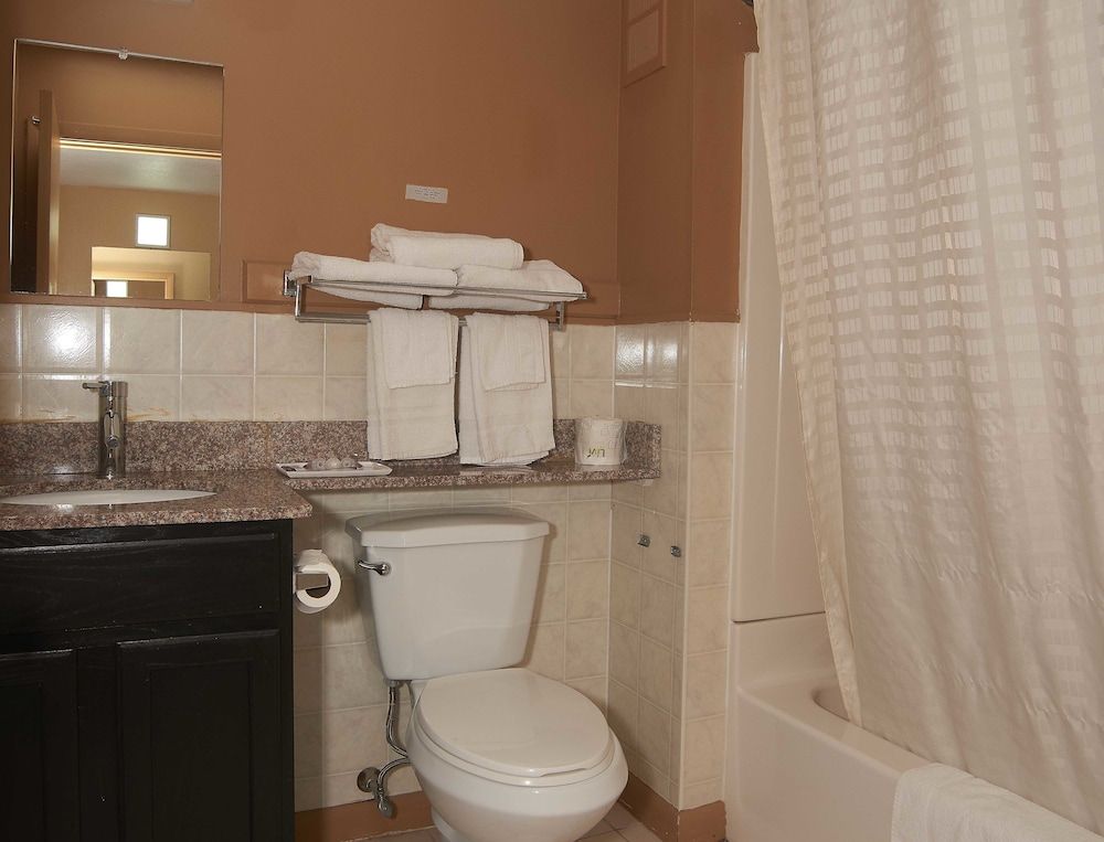 New World Inn Deluxe Room, 2 Queen Beds 14