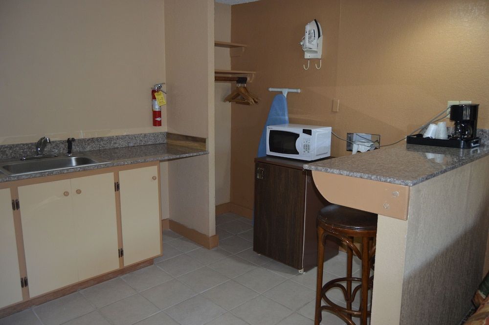 New World Inn Deluxe Room, 2 Queen Beds 13