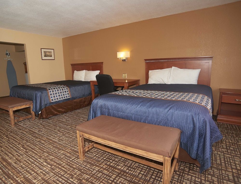 New World Inn Deluxe Room, 2 Queen Beds 6