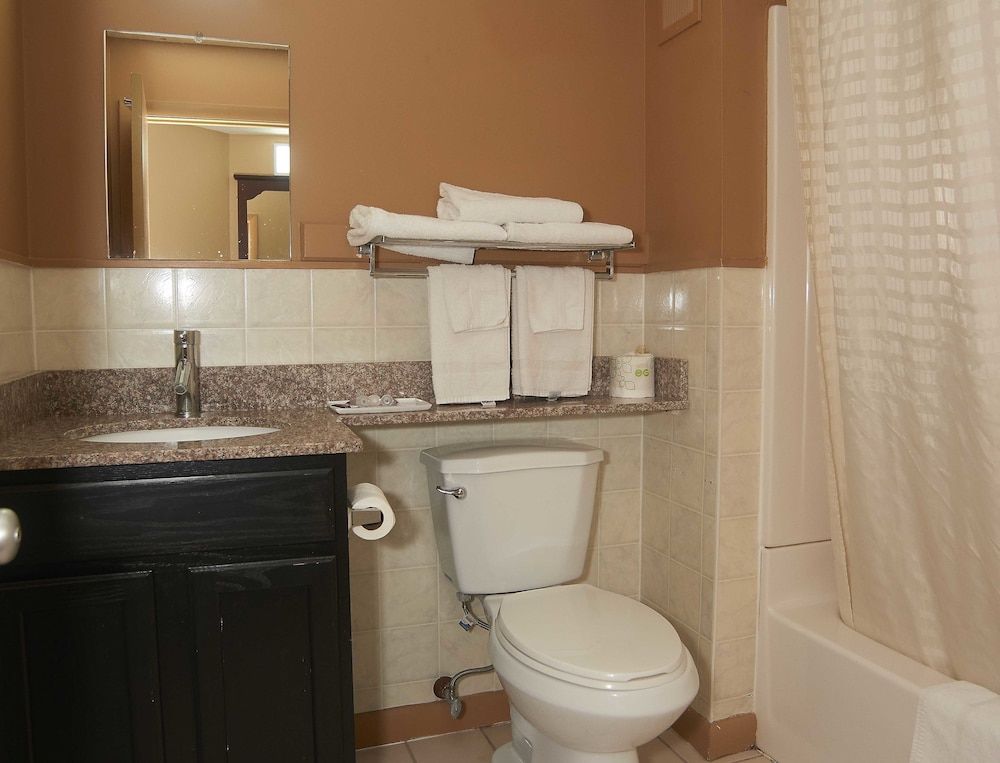 New World Inn Deluxe Room, 2 Queen Beds 3