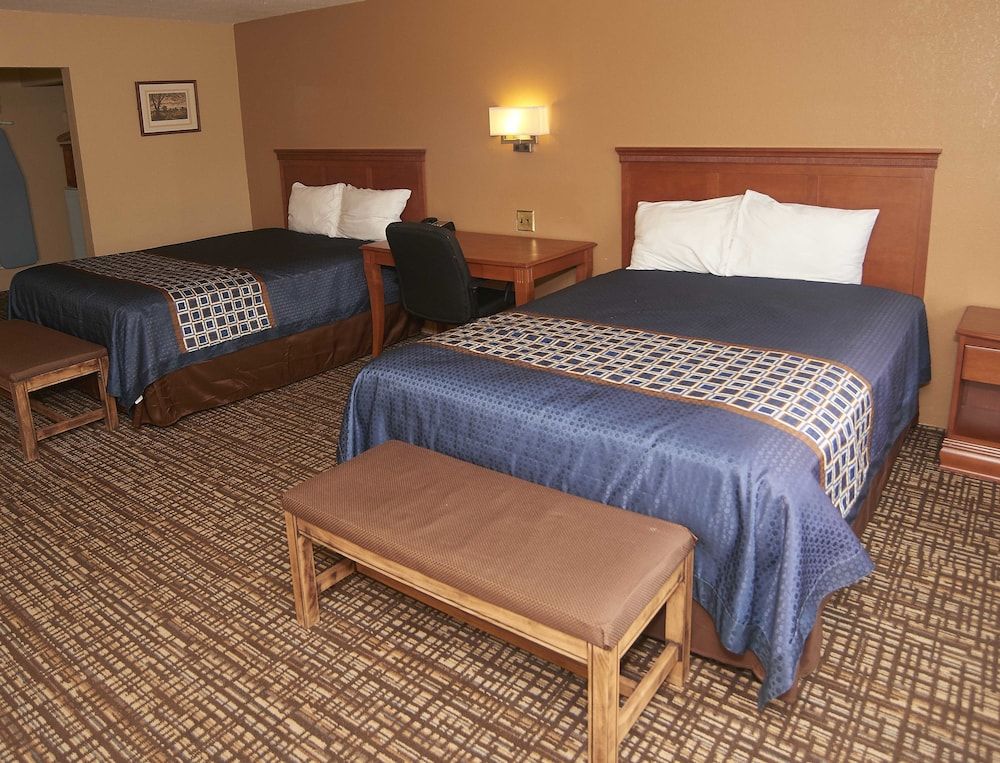 New World Inn Deluxe Room, 2 Queen Beds 9