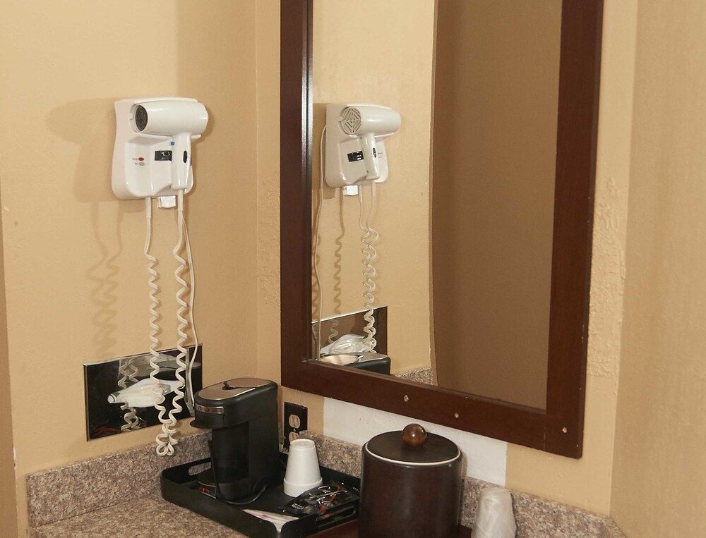 New World Inn Deluxe Room, 2 Queen Beds 7