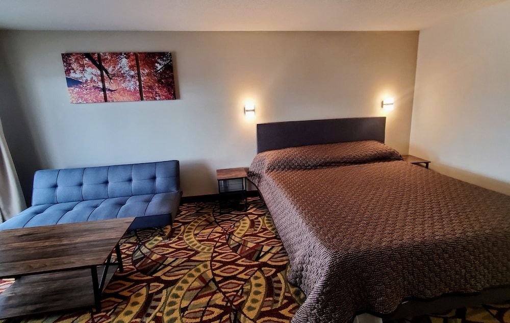 Basic Room, 1 King Bed