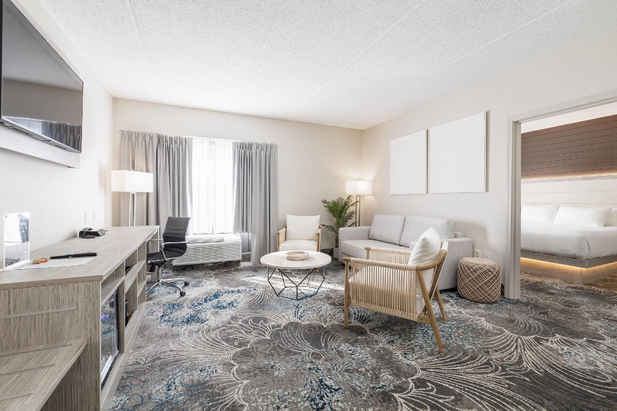1 King Bed, Suite, Nonsmoking, Upgrade