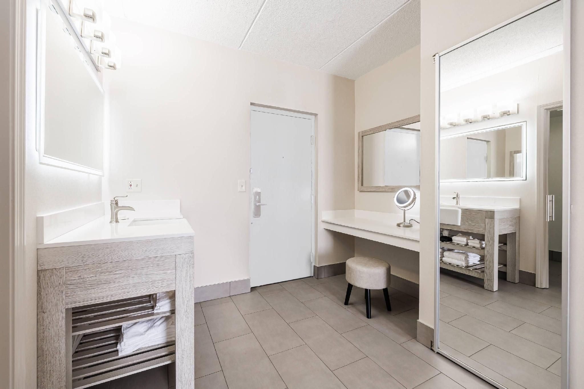 1 King Bed, Suite, Nonsmoking, Upgrade