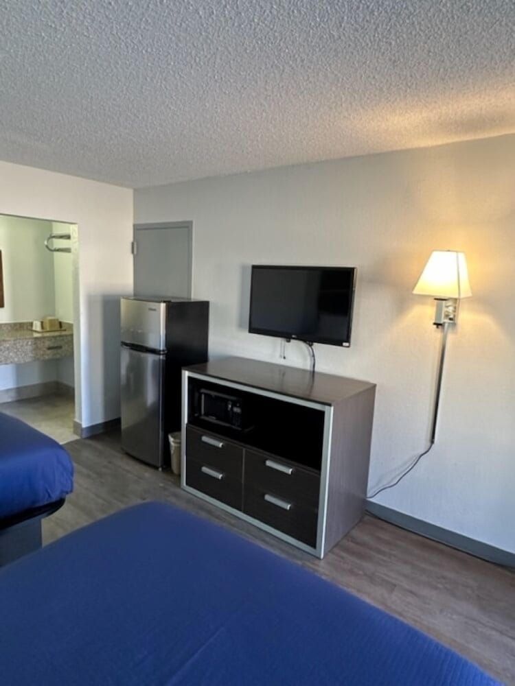 Home Lodge Room, 2 Double Beds, Smoking, Refrigerator & Microwave 2