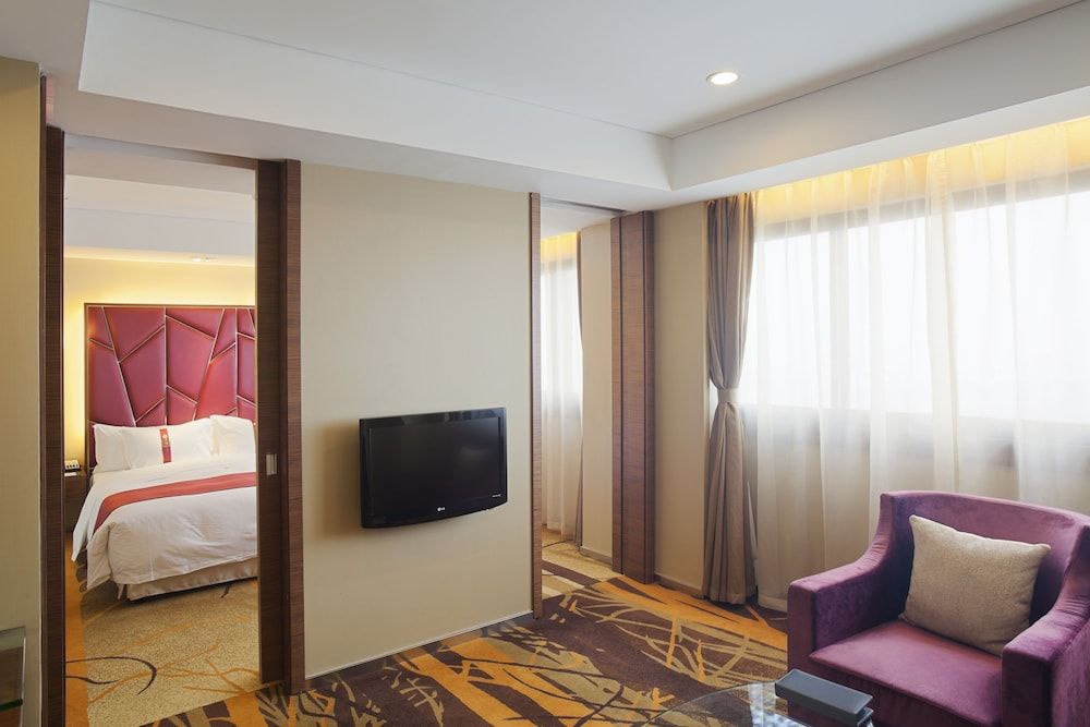Suite, 1 King Bed, Non Smoking, Garden View