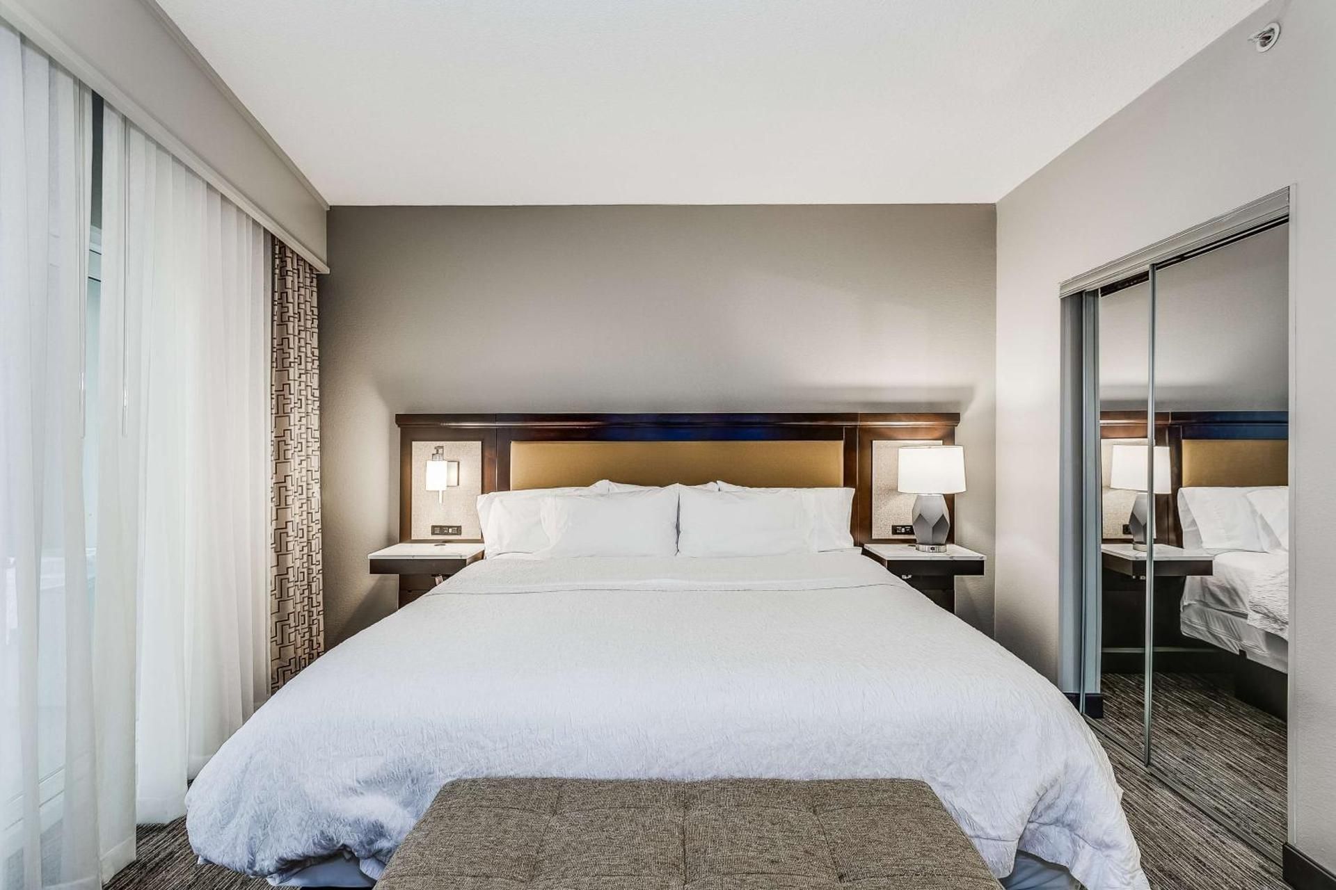 1 KING BED 1 BEDROOM SUITE NONSMOKING