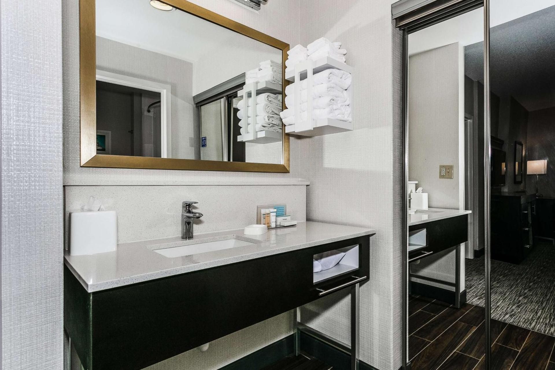 2 QUEEN BEDS 1 BEDROOM SUITE NONSMOKING
