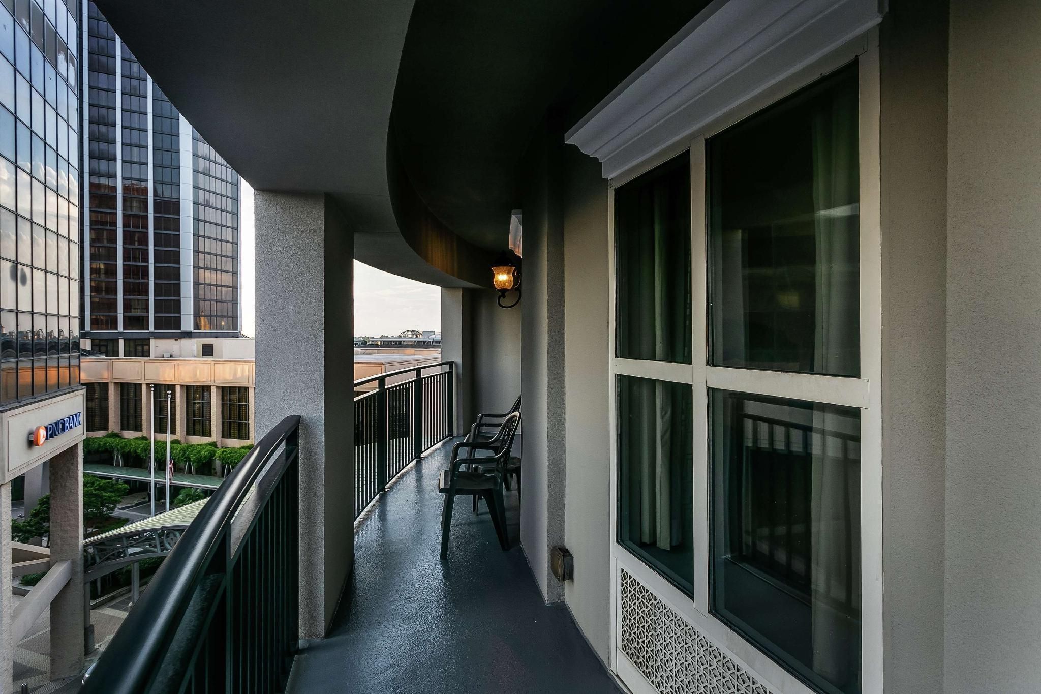 1 KING BED 1 BEDROOM SUITE NONSMOKING