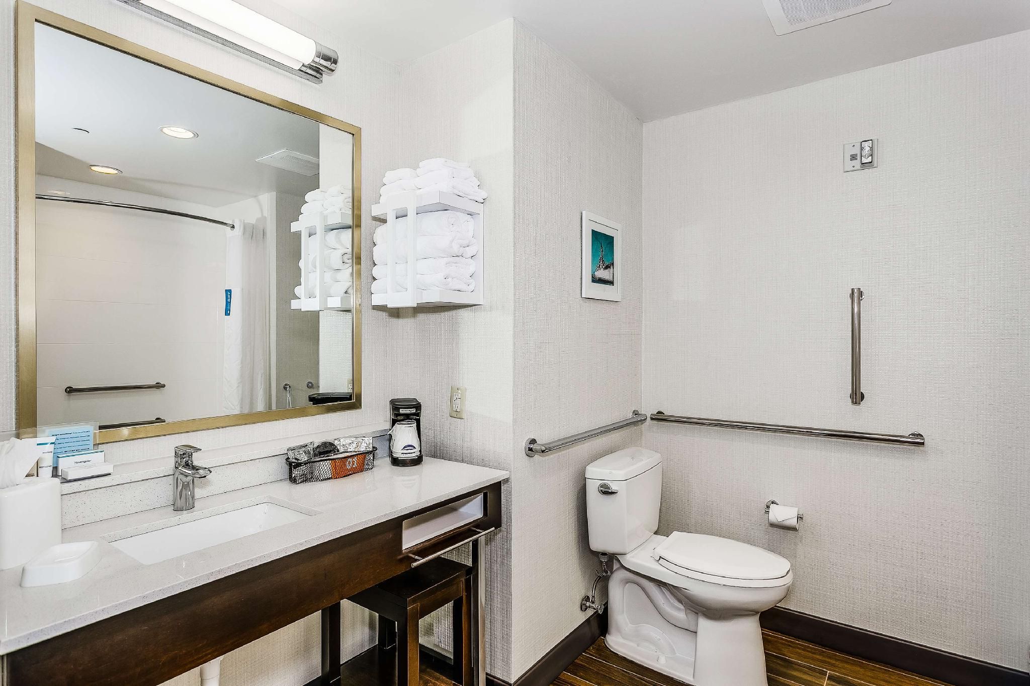 1 KING MOBILITY/HEARING ACCESS W/TUB NONSMOK