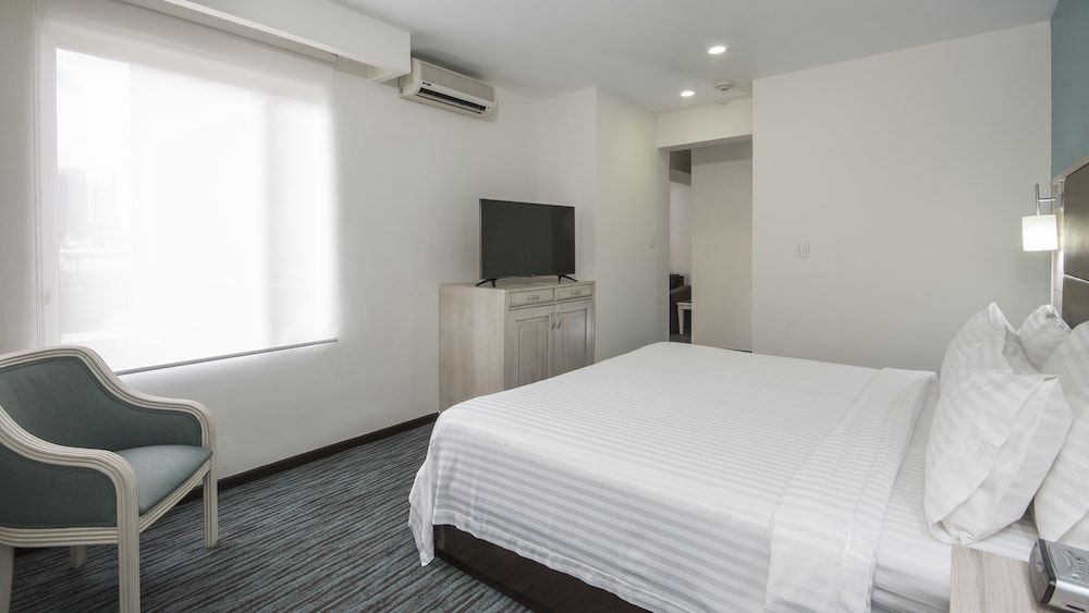 Holiday Inn & Suites Mexico Zona Reforma by IHG Suite, 1 King Bed 2