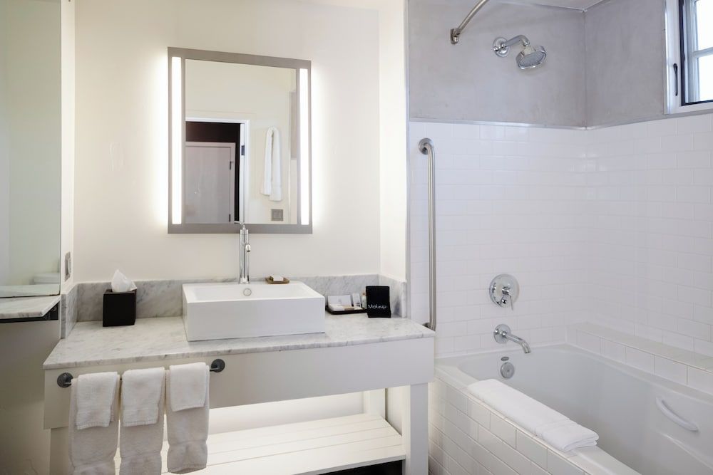 Appellation Lodi - Wine & Roses Resort & Spa Deluxe Room, 1 King Bed 6