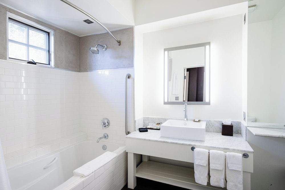 Appellation Lodi - Wine & Roses Resort & Spa Deluxe Room, 1 King Bed 5