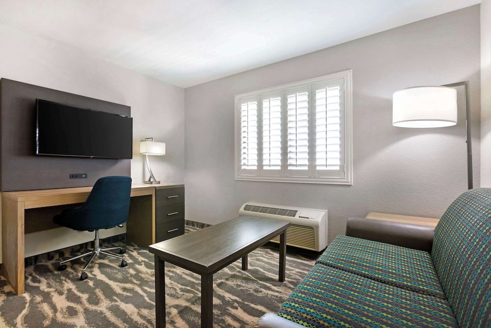 Best Western Plus Safford Suite, 2 Queen Beds, Non Smoking, Refrigerator & Microwave (with Sofabed) 3