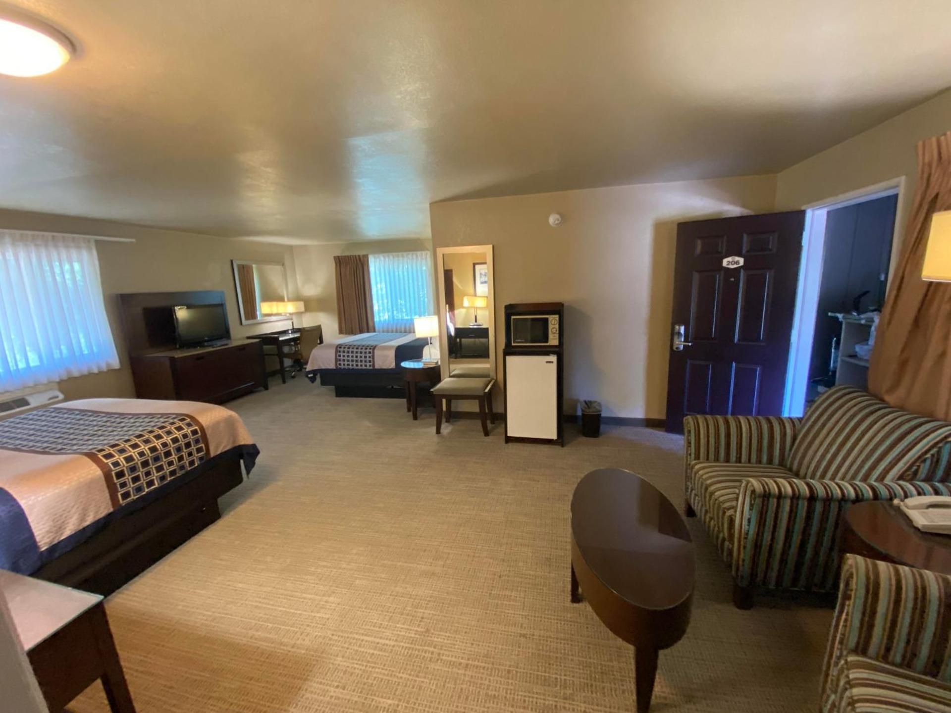 Vino Inn & Suites Superior Queen Room with Two Queen Beds 2