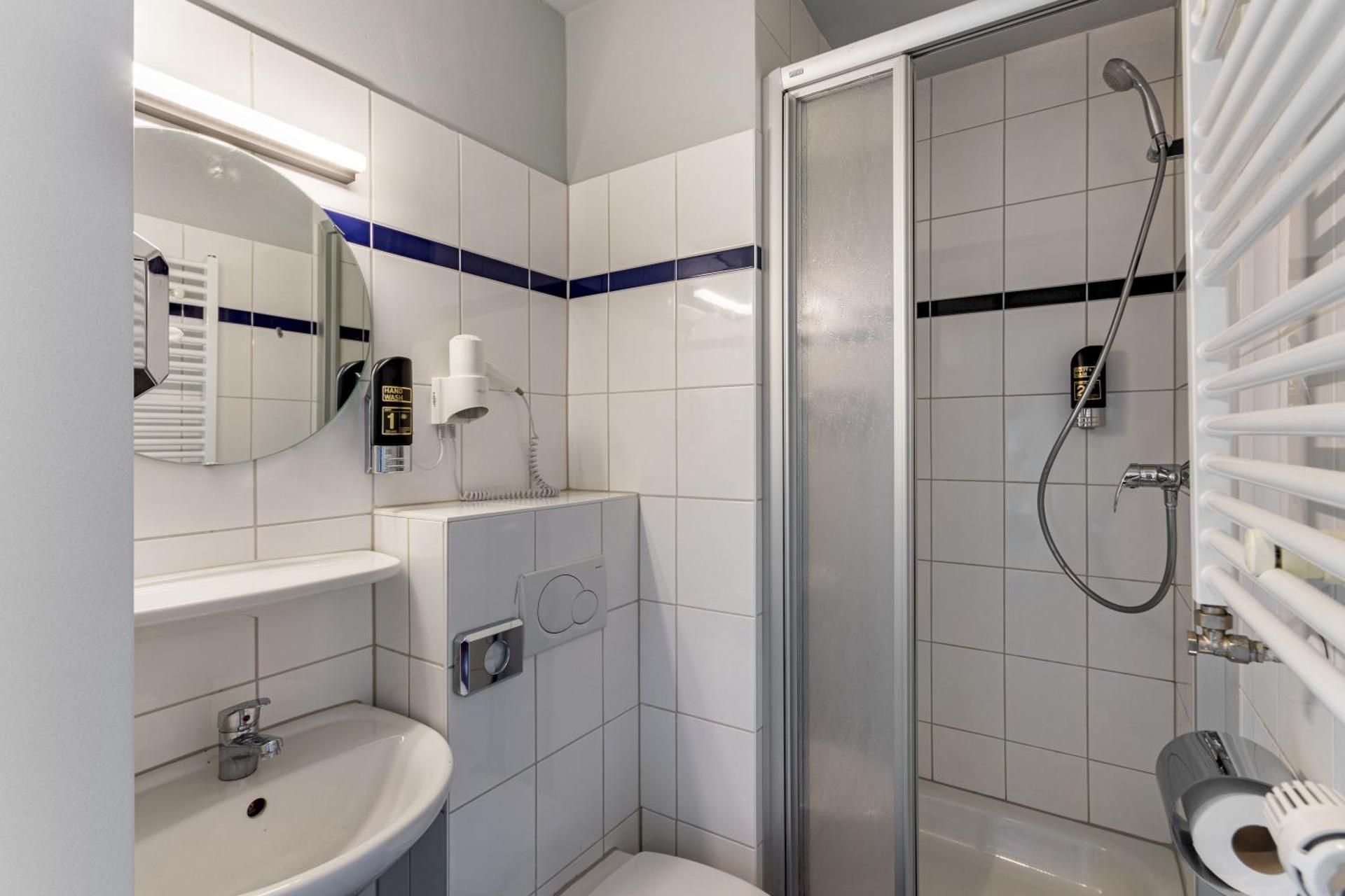 a&o Leipzig Hauptbahnhof Twin Room 10