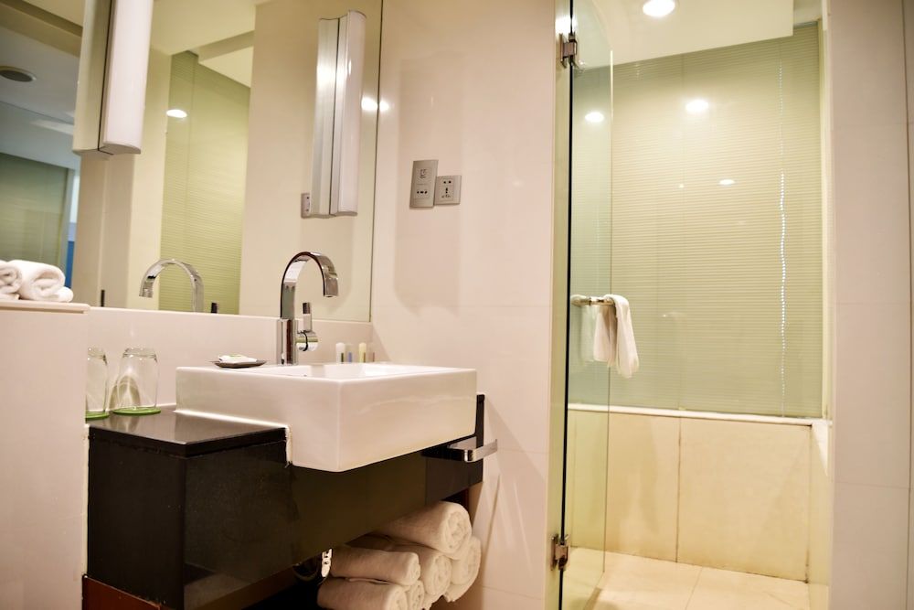 Holiday Inn Shanghai Pudong by IHG Standard Room, 2 Twin Beds 2