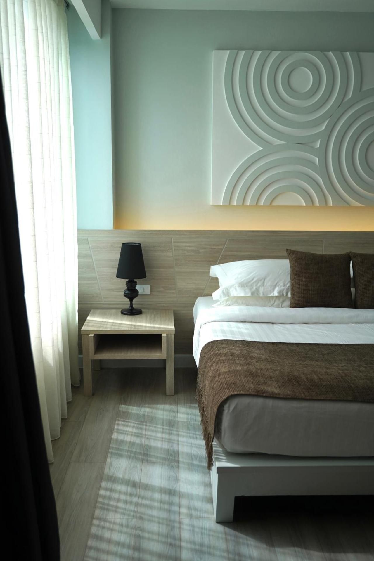 Best Western Chaweng Samui 1 Double Bed, Non-smoking, Deluxe Room, Flat Screen Television, City View, Mini Bar, Bath And Shower 2