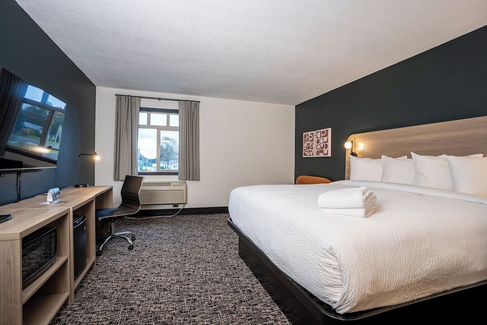 Northwinds Hotel Revelstoke King Room (No Pets) 3