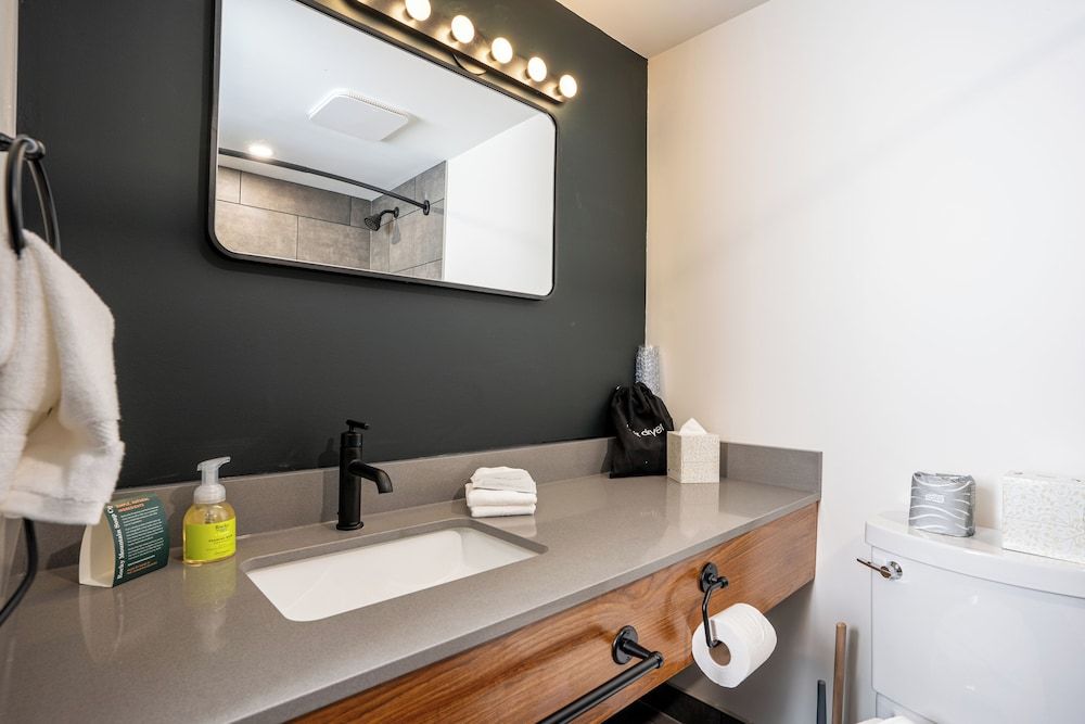 Northwinds Hotel Revelstoke King Room (No Pets) 5